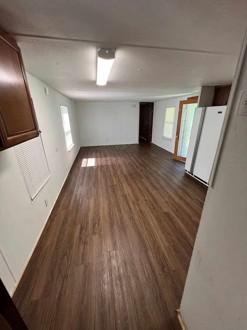 Bright & Spacious 2-Bedroom Mobile Home with Open Floor Plan — Photo 3