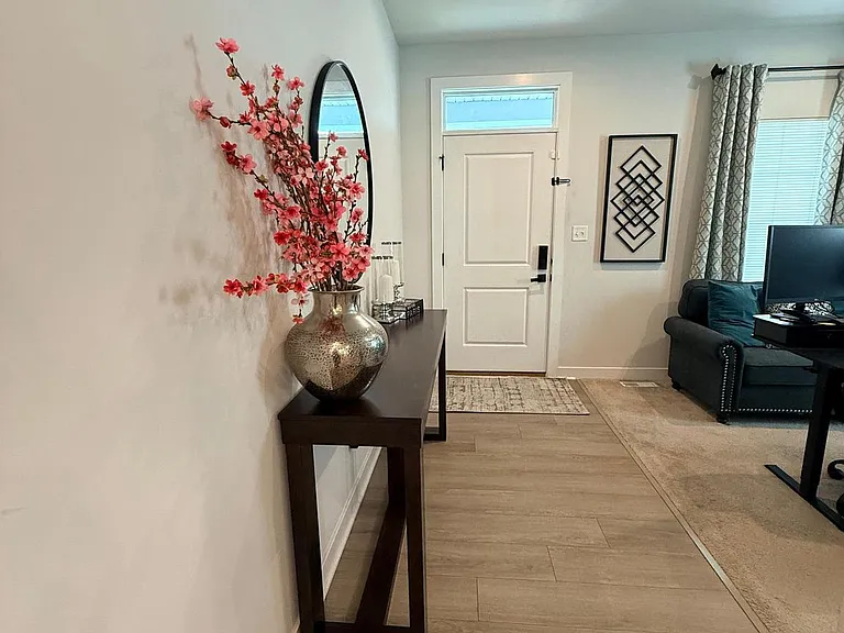 99 Weston Dr — Photo 2