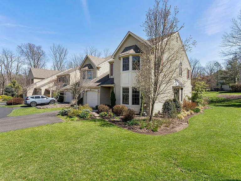 611 Chatham Ct — Photo 2