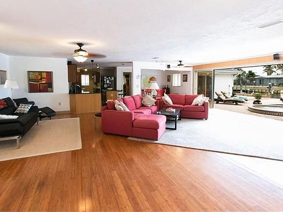 Bright and sunny living spac