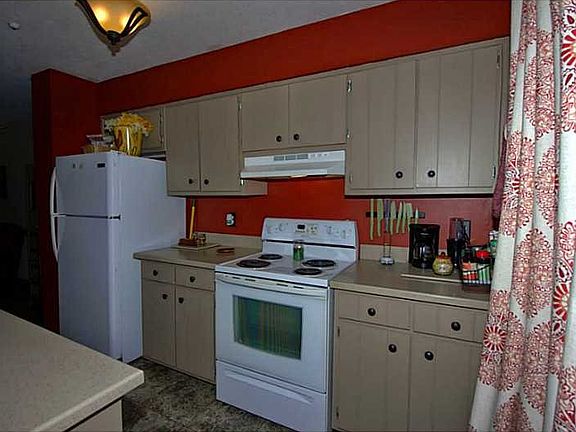 3rd image of 1079 New Haven Dr