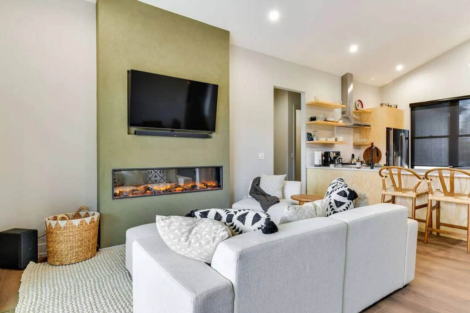3 bed, 2.0 bath, 2195 sqft, $5,604 — Photo 1