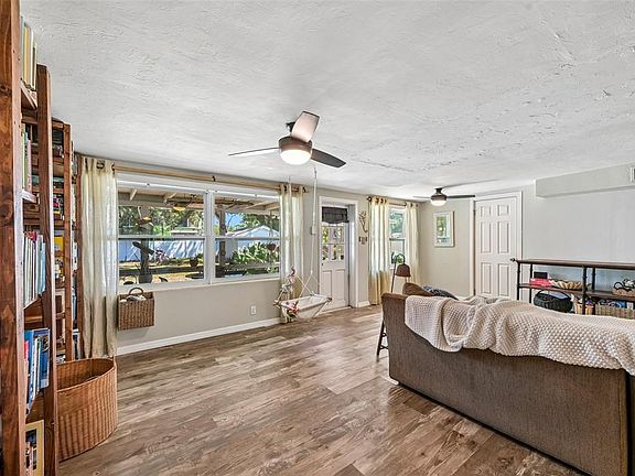 3rd image of 2818 11TH AVENUE W