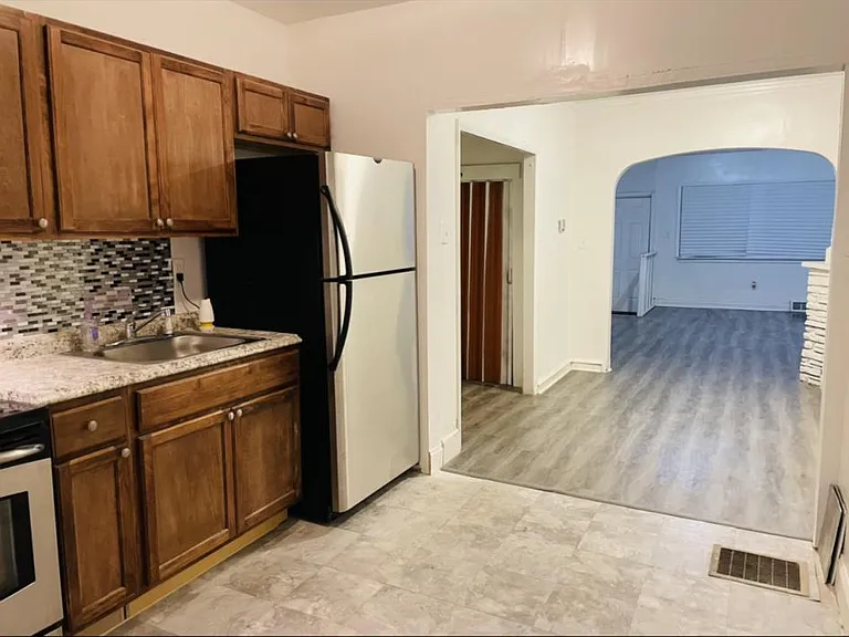6533 Regent St — Photo 10