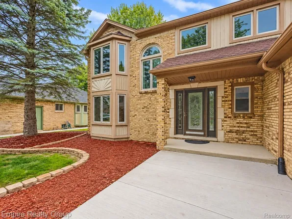 15699 Mountainside Dr, Macomb, MI 48042
