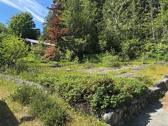 2nd image of 854 Maquinna Dr