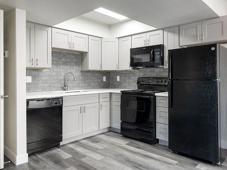 Stonybrook Apartments — Photo 8