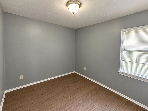5th image of 4532 Sunny View Dr