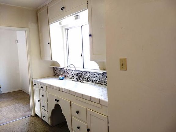 2nd image of 1911 Mentone Blvd