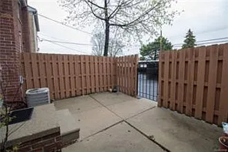 2317 Parmenter Blvd — Photo 9