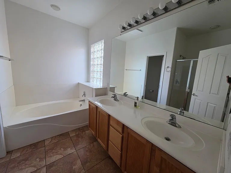 Master bedroom bathroomm