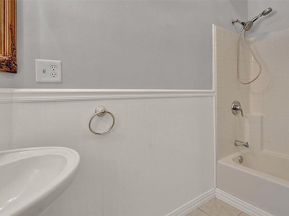 5th image of 2693 Fairview Dr