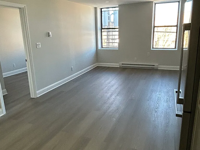 112 S Broadway — Photo 2