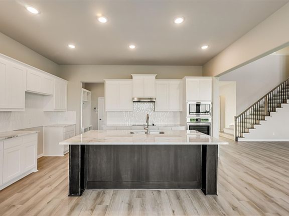 2nd image of 107 Yampa Ct