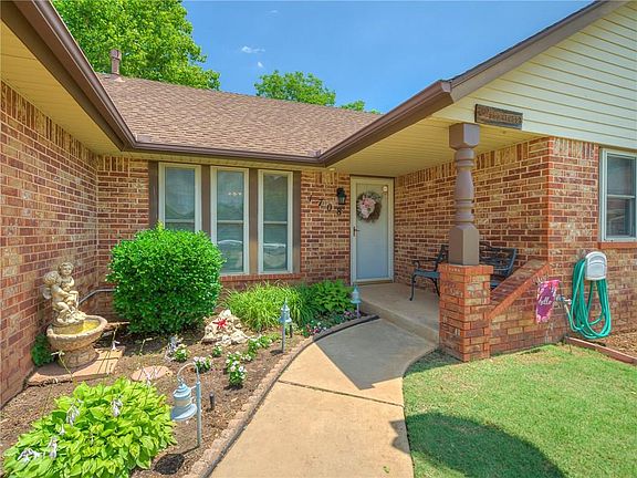 2nd image of 1708 Heritage Cir