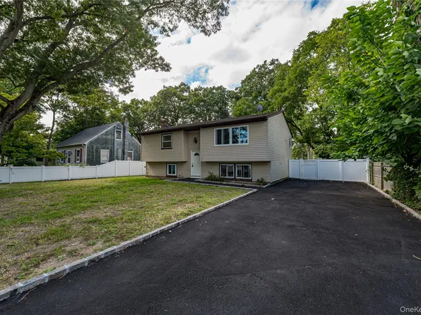 84 N 17th Street, Wheatley Heights, NY 11798