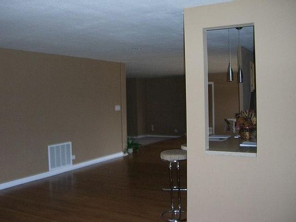 2nd image of 535 Oakleaf Dr