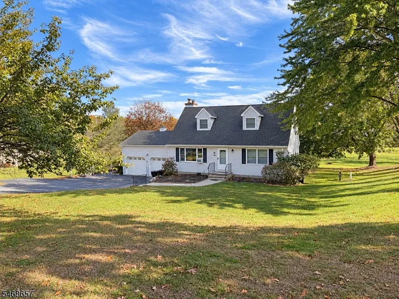4 bed, 2.0 bath, $3,350 — Photo 2