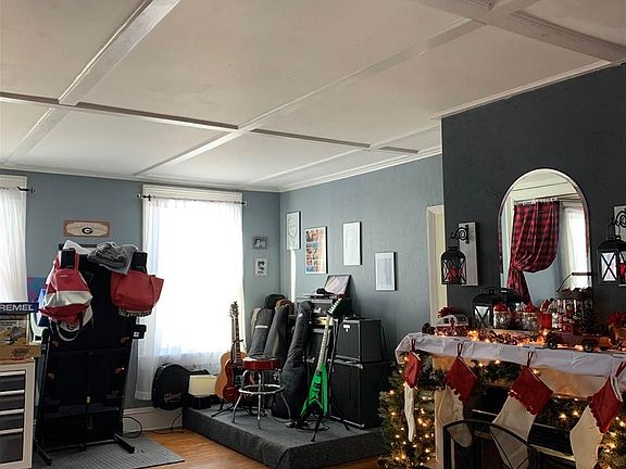 4th image of 728 Washington St