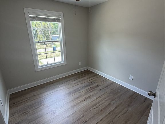 5th image of 1127 Davis St