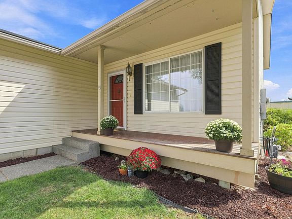 3rd image of 2611 Oxford Cir