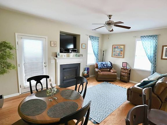 5th image of 298 Danbury Ct