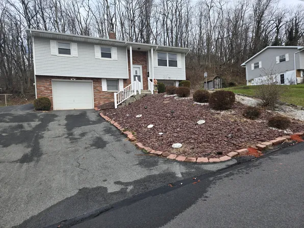 507 3rd St, Blakely, PA 18452