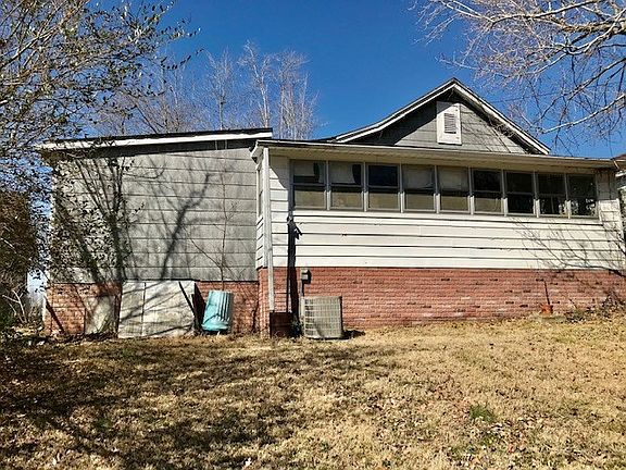 4th image of 210 E Moss Ave