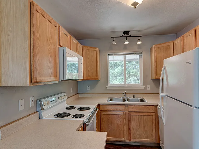 Recently Updated 2-bedroom Cottage — Photo 2