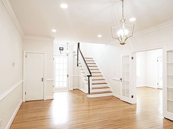 4th image of 675 Evergreen Ave