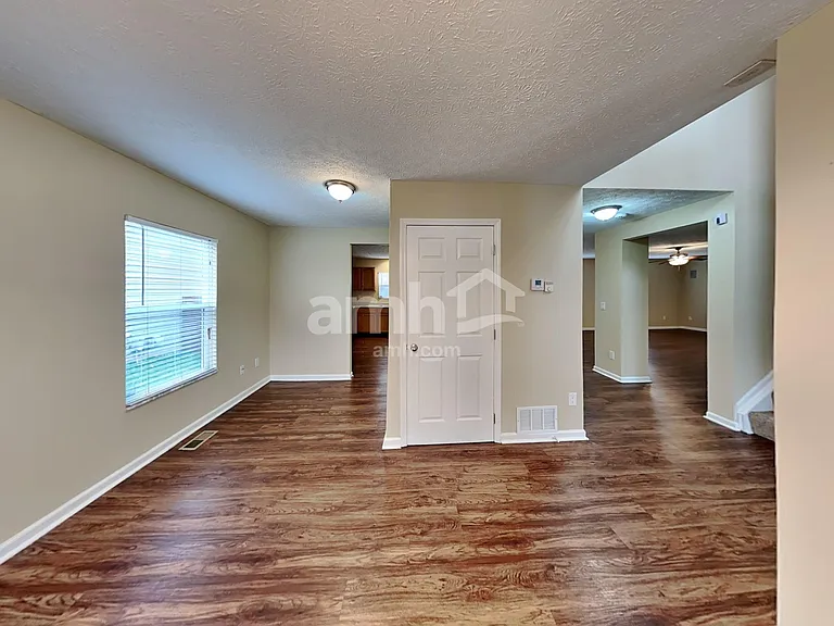 4024 Walnut Crossing Dr — Photo 7