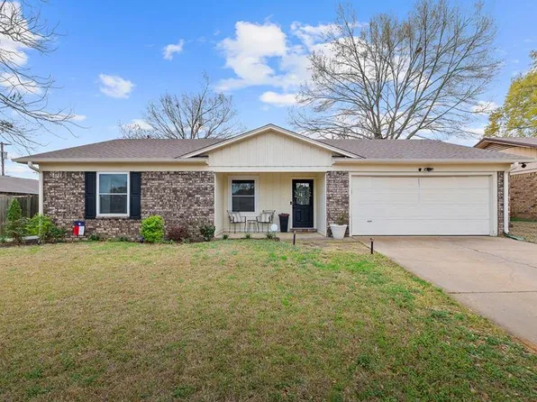 236 E Greenfield Dr, Wake Village, TX 75501