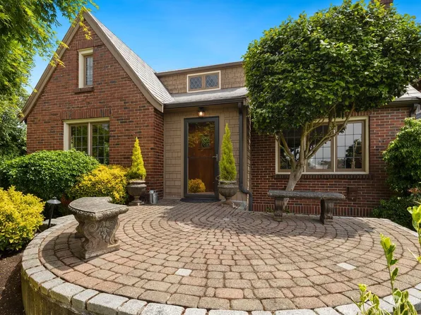 1560 28th Avenue W, Seattle, WA 98199