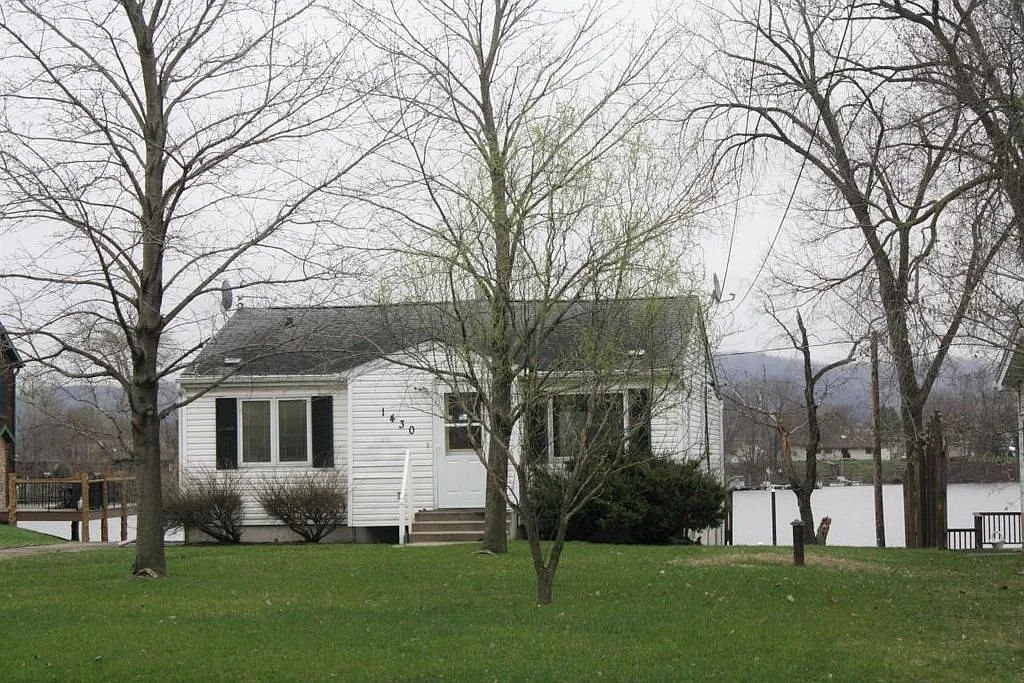 Bayfront 2 bed House with Huge Yard in July — Photo 1