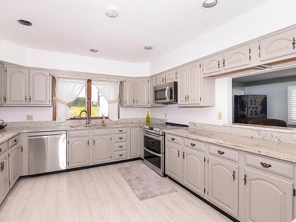 4th image of 3001 Conifer Dr