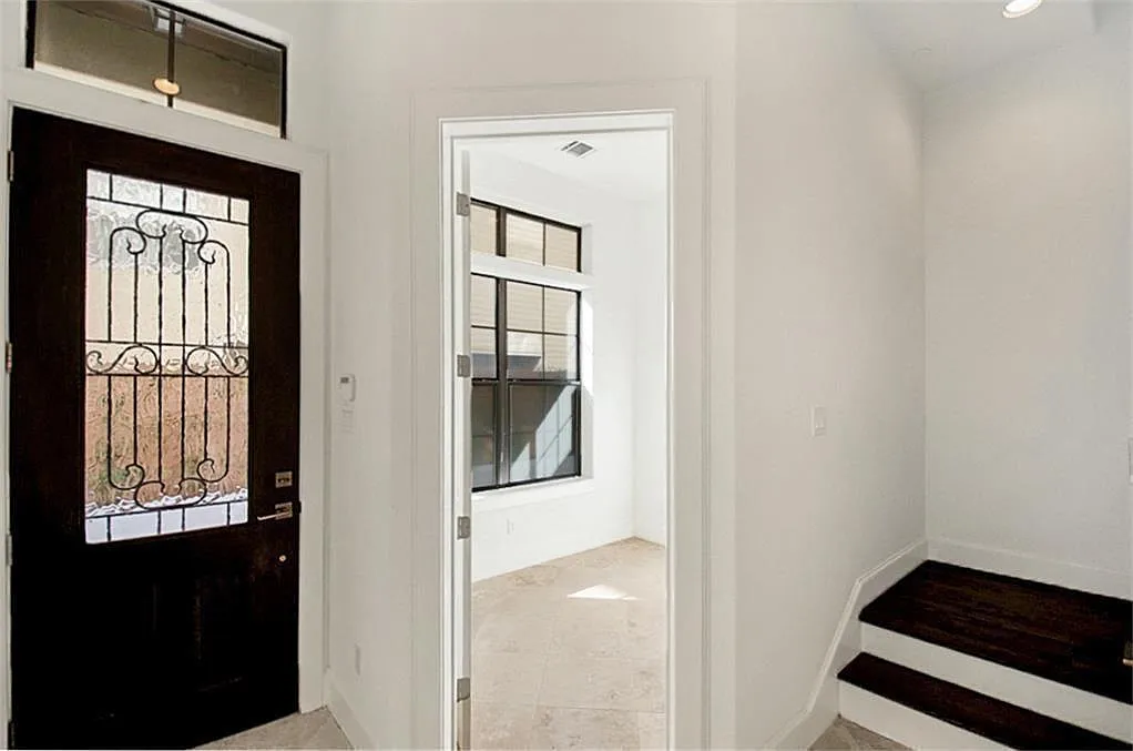 4 bed, 4.5 bath, 3000 sqft, $5,350 — Photo 2