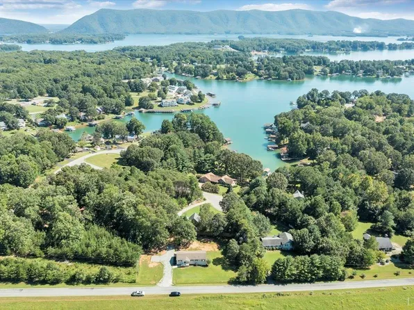 1492 Planters Dr, Huddleston, VA 24104