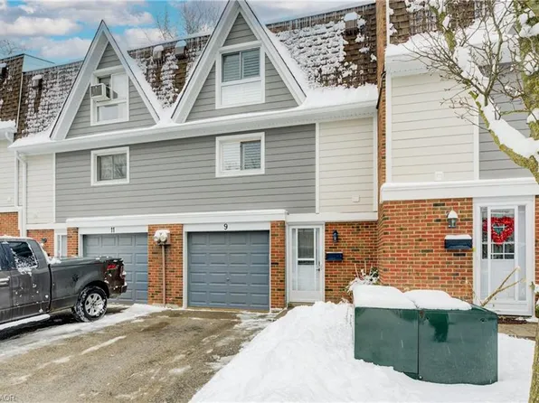 9 Trudy Ct, Hamilton, ON L9H 5P6