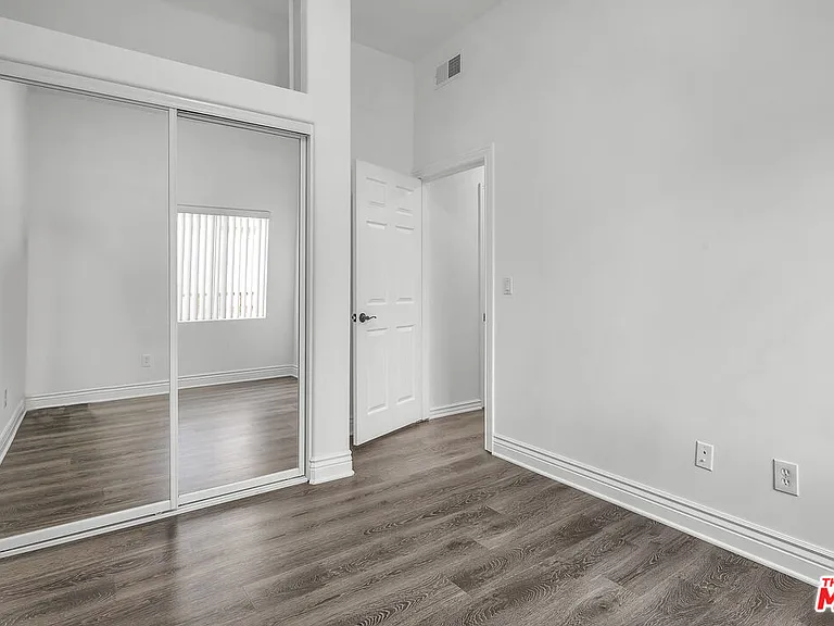 7338 Balboa Blvd #6 — Photo 19