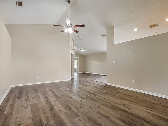 3rd image of 128 Queens Ct
