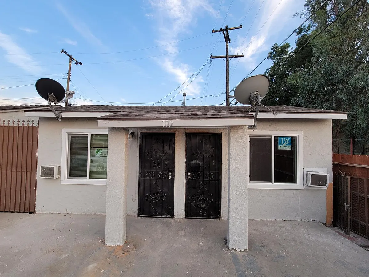 Building Photo - 105 E 8th St