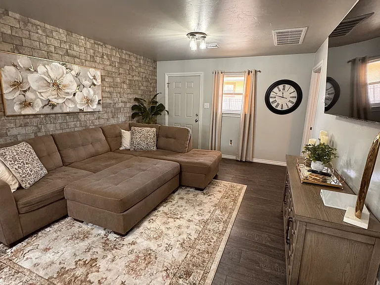 1207 W Gore Blvd #18 — Photo 1