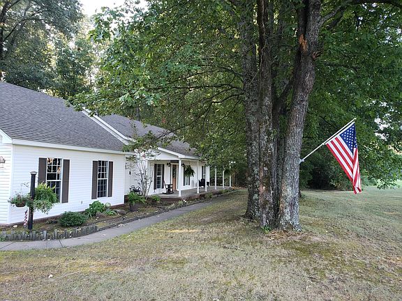 3rd image of 15 Patrick Ln E