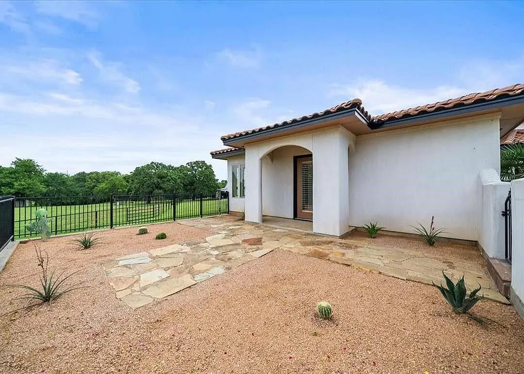 3 bed, 3.5 bath, 6304 sqft, $10,500 — Photo 4