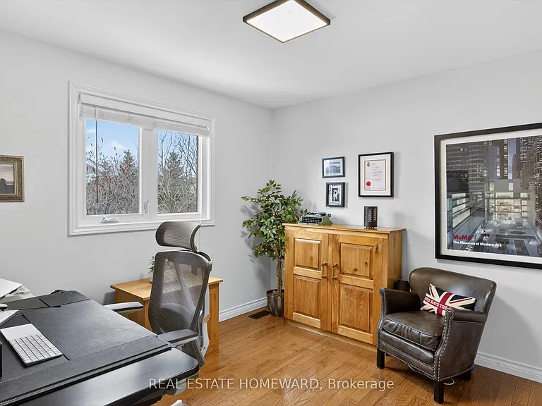 1530 Scollard Cres — Photo 22