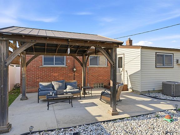 5th image of 17968 Summer Ln S