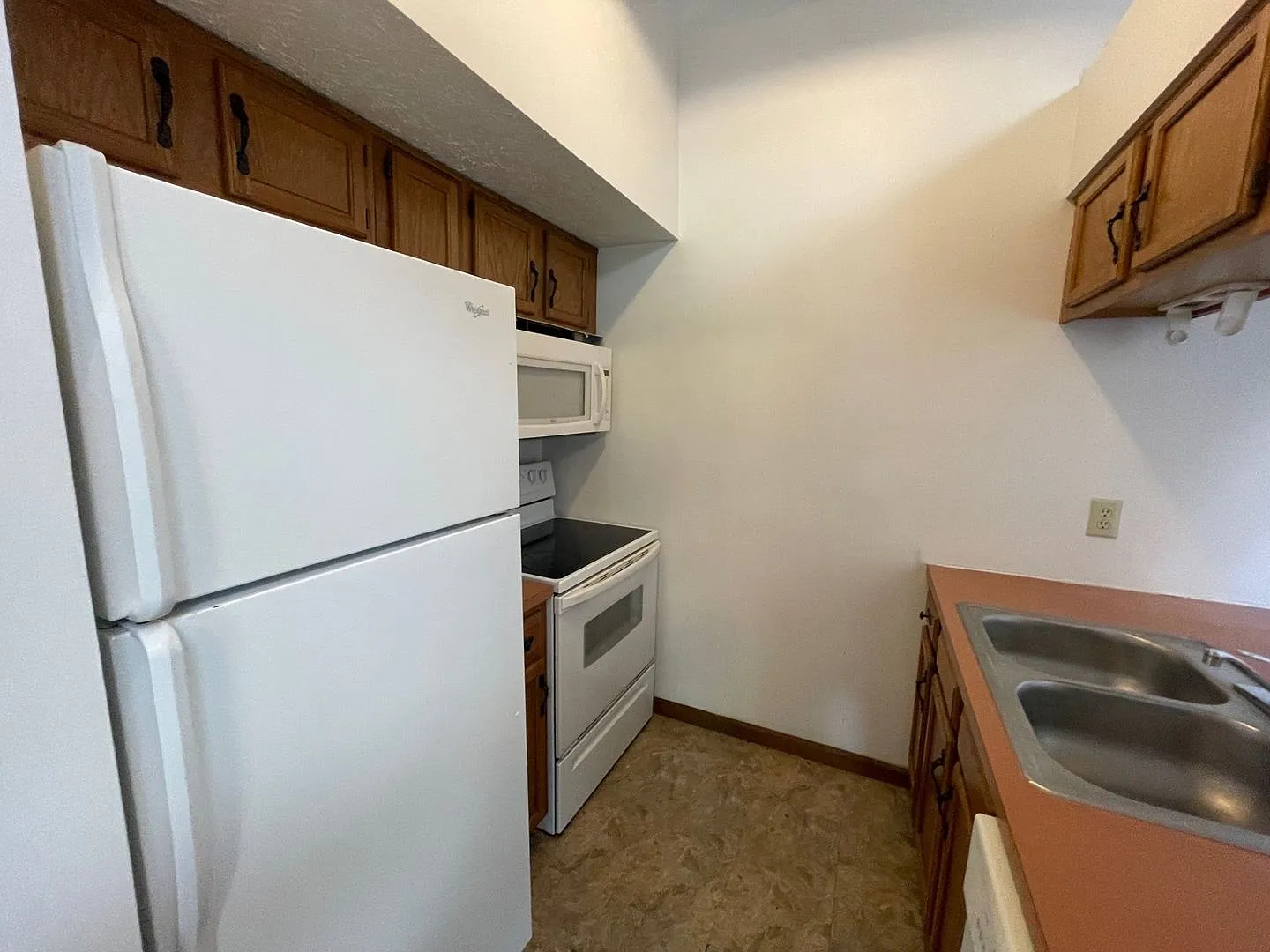 Leslie Manor Apartments — Photo 3