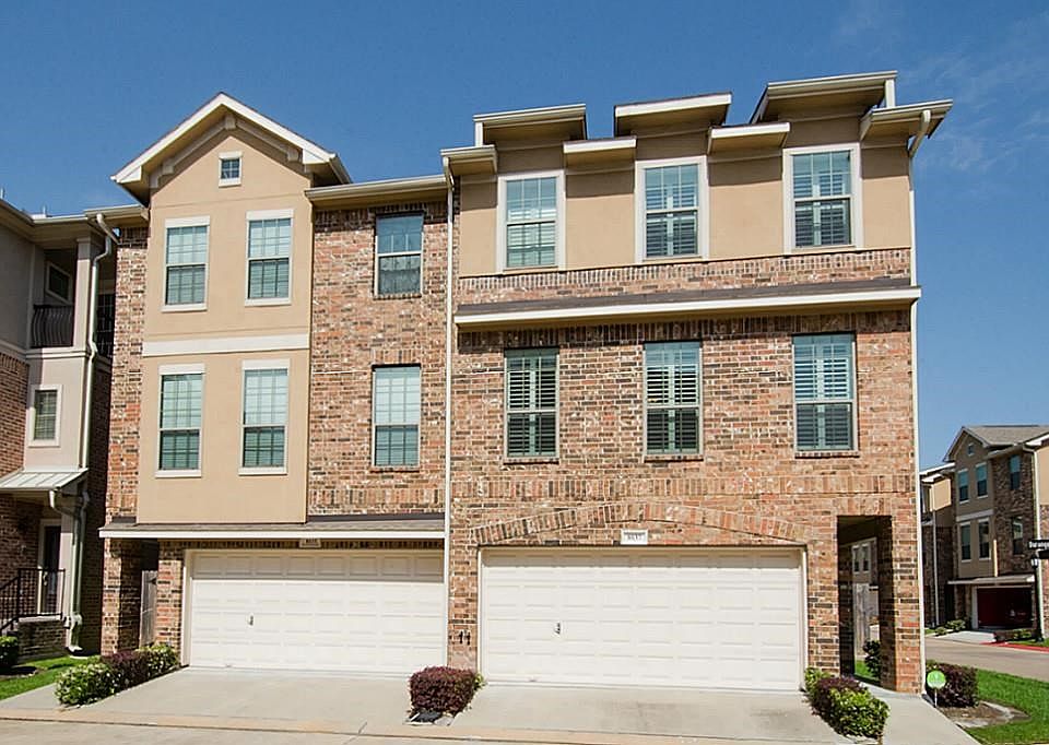 Welcome to 8037 Durango Way in the gated community of Stoneyway Village. Conveniently located near beltway 8 and 290.