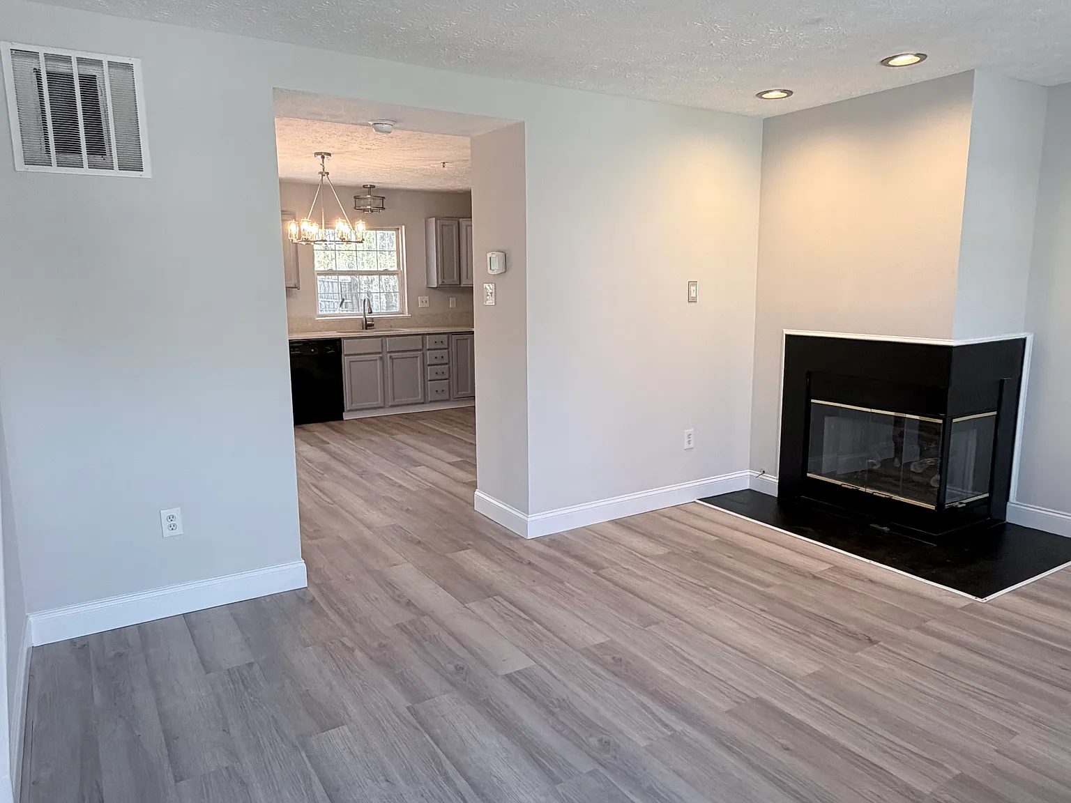 3 bed, 2.5 bath, 1460 sqft, $3,200 — Photo 2