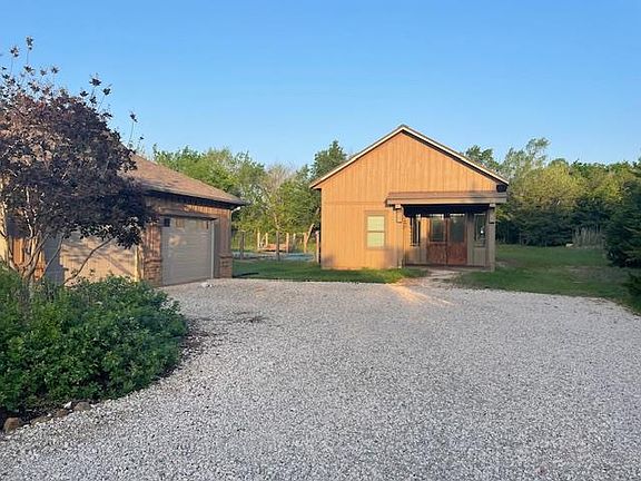 3rd image of 1004 N Craft Rd